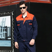 Темно-синий и оранжевый топ с длинными рукавами и плечами.