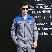 Серо-синий топ с длинными рукавами и плечами.