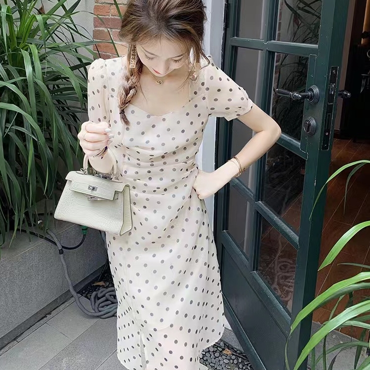 温柔风气质修身波点方领连衣裙