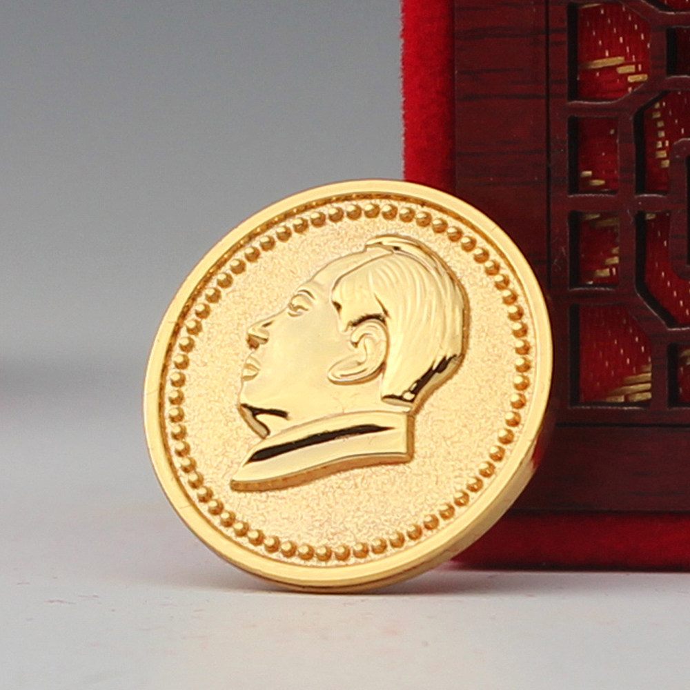 Grandpa Mao like badge President badge great man badge souvenir brooch brass gilt retro