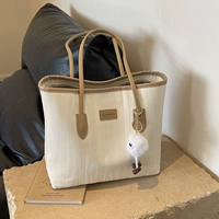 Белая выстолько убью с висящими украшениями