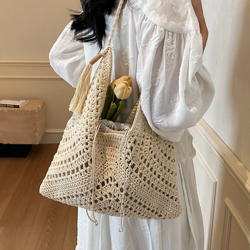 Вместительная и большая летняя пляжная соломенная сумка на одно плечо