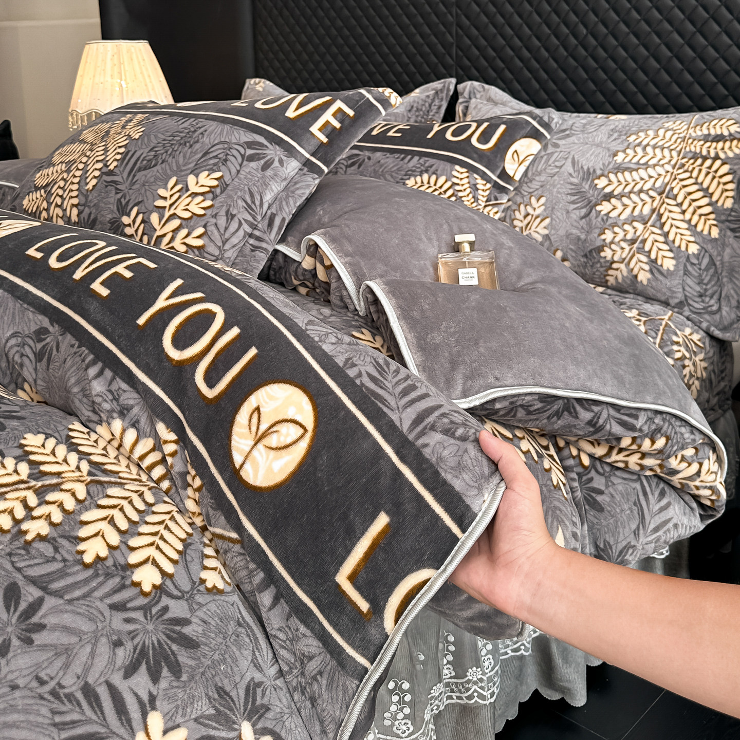 Winter Milk Velvet Four-Piece Set with Fleece and Cotton Padding, Thickened Anti-Static Coral Fleece Duvet Cover and Bed Sheet for Bed Use