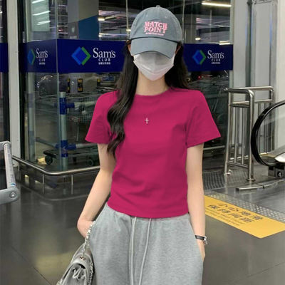 This stylish and youthful off-the-shoulder short-sleeved T-shirt is a beautiful and fashionable design for women. It has a Hong Kong-style chic look and a unique design that hides your skin