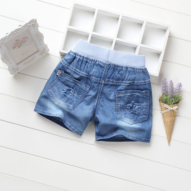 Giản dị cô gái hoang dã mặc phần mỏng rửa lỗ trẻ em quần short denim trong quần short trẻ em lớn trai mùa hè