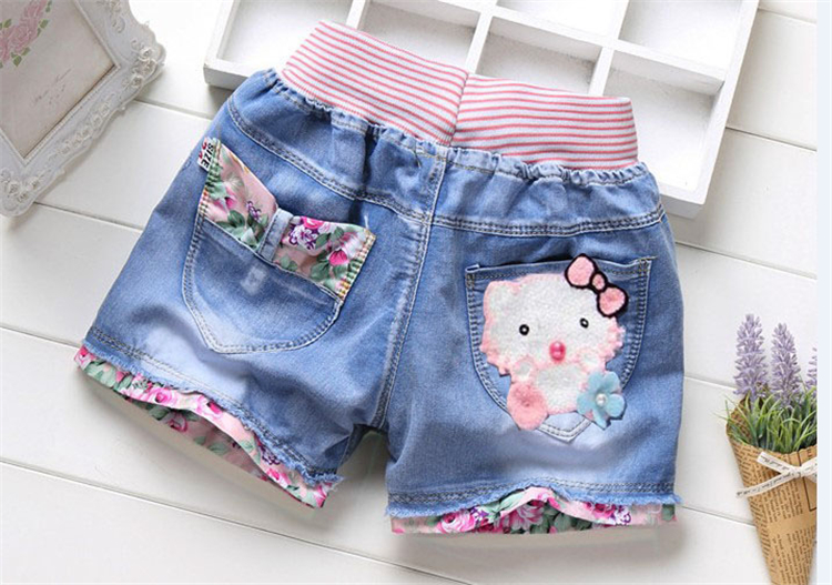 Giản dị cô gái hoang dã mặc phần mỏng rửa lỗ trẻ em quần short denim trong quần short trẻ em lớn trai mùa hè