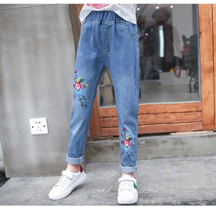 Mùa xuân và mùa thu mới cho trẻ em gái lớn quần denim trẻ em quần jean hoạt hình phiên bản lỏng lẻo quần bé trai quần jean bé gái