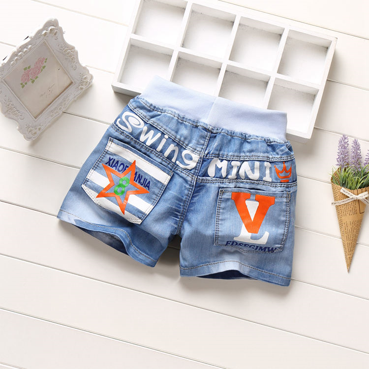 Giản dị cô gái hoang dã mặc phần mỏng rửa lỗ trẻ em quần short denim trong quần short trẻ em lớn trai mùa hè