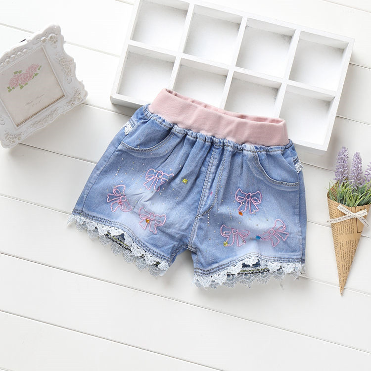 Giản dị cô gái hoang dã mặc phần mỏng rửa lỗ trẻ em quần short denim trong quần short trẻ em lớn trai mùa hè