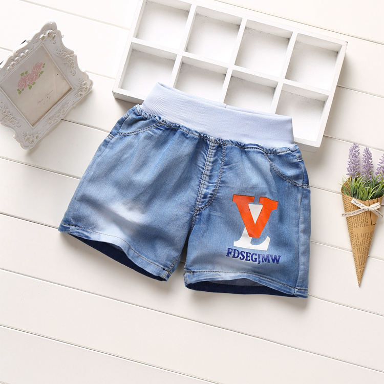 Giản dị cô gái hoang dã mặc phần mỏng rửa lỗ trẻ em quần short denim trong quần short trẻ em lớn trai mùa hè