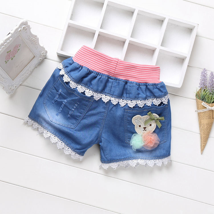 Giản dị cô gái hoang dã mặc phần mỏng rửa lỗ trẻ em quần short denim trong quần short trẻ em lớn trai mùa hè