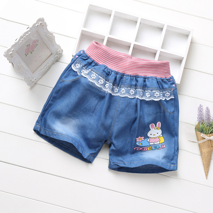 Giản dị cô gái hoang dã mặc phần mỏng rửa lỗ trẻ em quần short denim trong quần short trẻ em lớn trai mùa hè