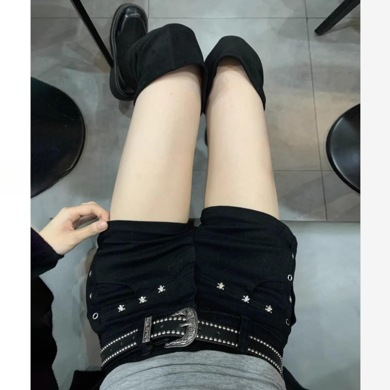 Petite Black Studded Low-Rise Denim Shorts for Women, New Summer American Style, Tight-Fitting, Slimming A-Line Hot Pants Petite Black Studded Low-Rise Denim Shorts for Women, New Summer American Style, Tight-Fitting, Slimming A-Line Hot Pants
