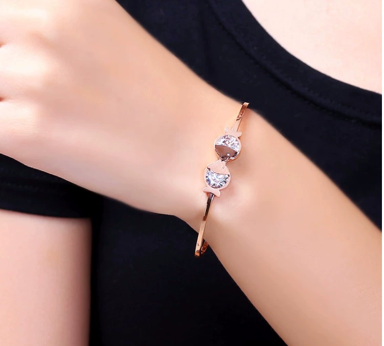 Vòng tay vàng hồng hôn cá Song Ngư Không phai mạ Vàng 18K Trang sức Vàng Mở Vòng tay bằng thép Titan