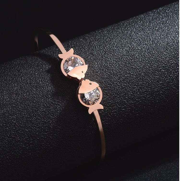 Vòng tay vàng hồng hôn cá Song Ngư Không phai mạ Vàng 18K Trang sức Vàng Mở Vòng tay bằng thép Titan gỗ huyết rồng
