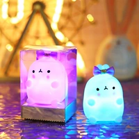 Копченый пурпурный лук белый милый кролик