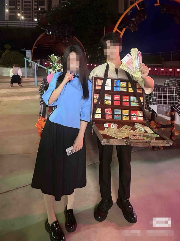 Newly Upgraded Appearance, Painted and Spray-Painted, Creative Vintage Cigarette Box, Retro Cigarette Box, Night Market Neck-Hanging, Shanghai-Style, Republic of China Style
