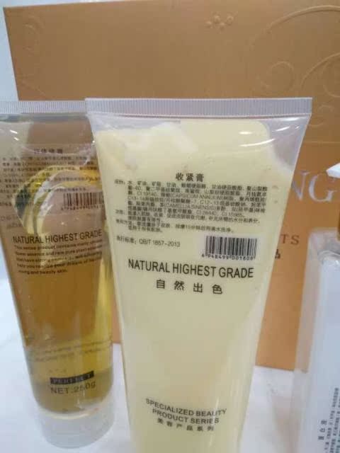 Thẩm mỹ viện chăm sóc cơ thể nâng và thắt chặt bộ gel ba mảnh với việc sử dụng các dụng cụ lăn nách trị thâm