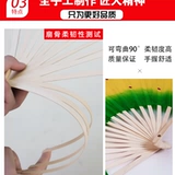 Взрослый фанат танца для взрослых исполняет фанат Twist Yangge, расширяющий двойной фанат танца, пару левых и правых рук