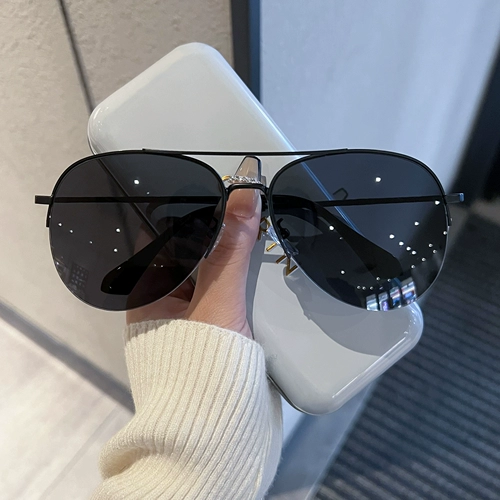 Пилотные солнцезащитные очки мужчин и женщин, то же самое жабовое зеркало с большим лицом, вождение ультрафиолетового анти -образного личности наполовину солнцезащитные очки