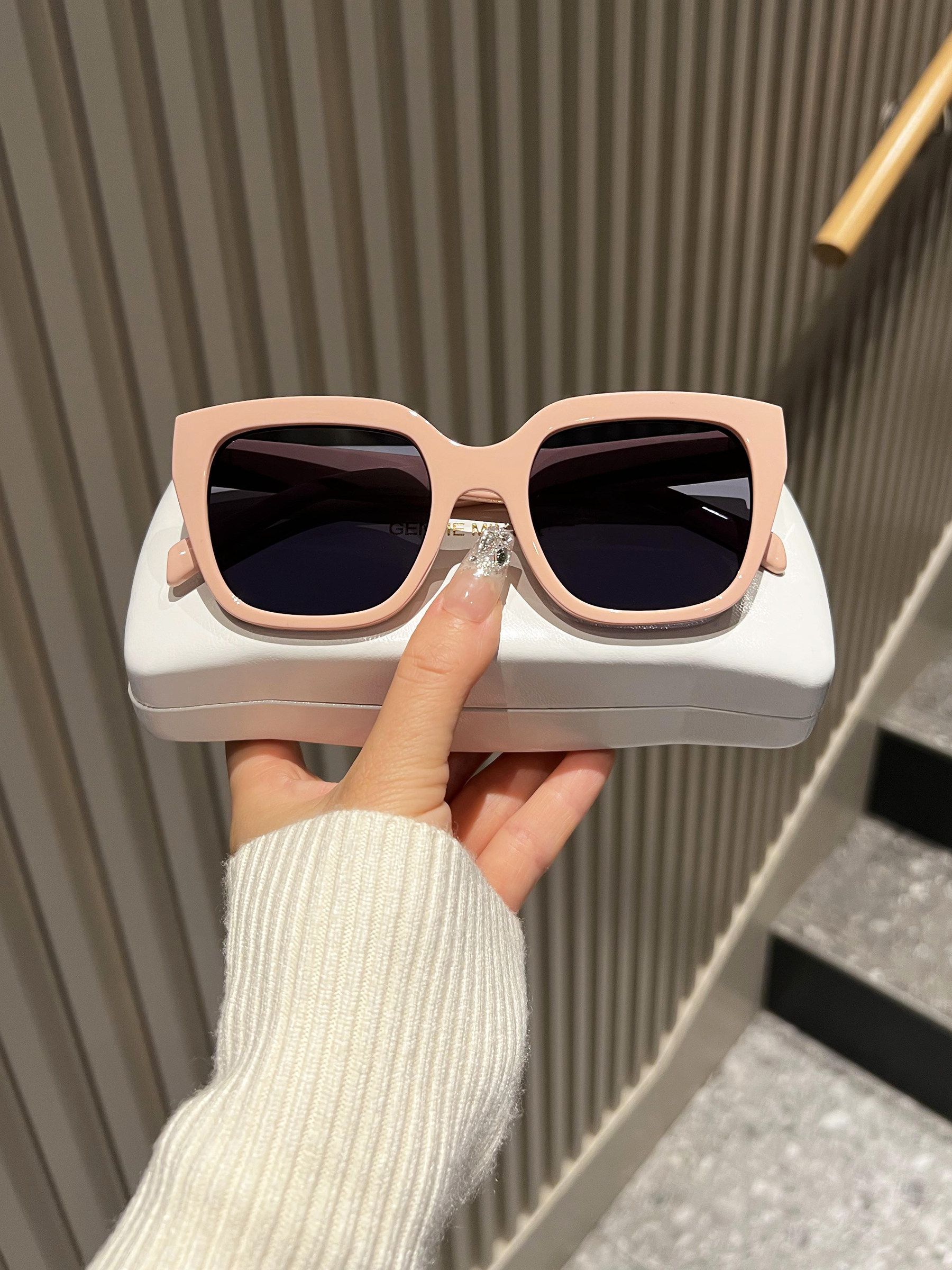 Retro Square Pink Sunglasses for Women, White-Enhancing, Versatile for Outings, Sun Protection, Uv Protection, Popular on the Internet, Makes the Face Look Smaller