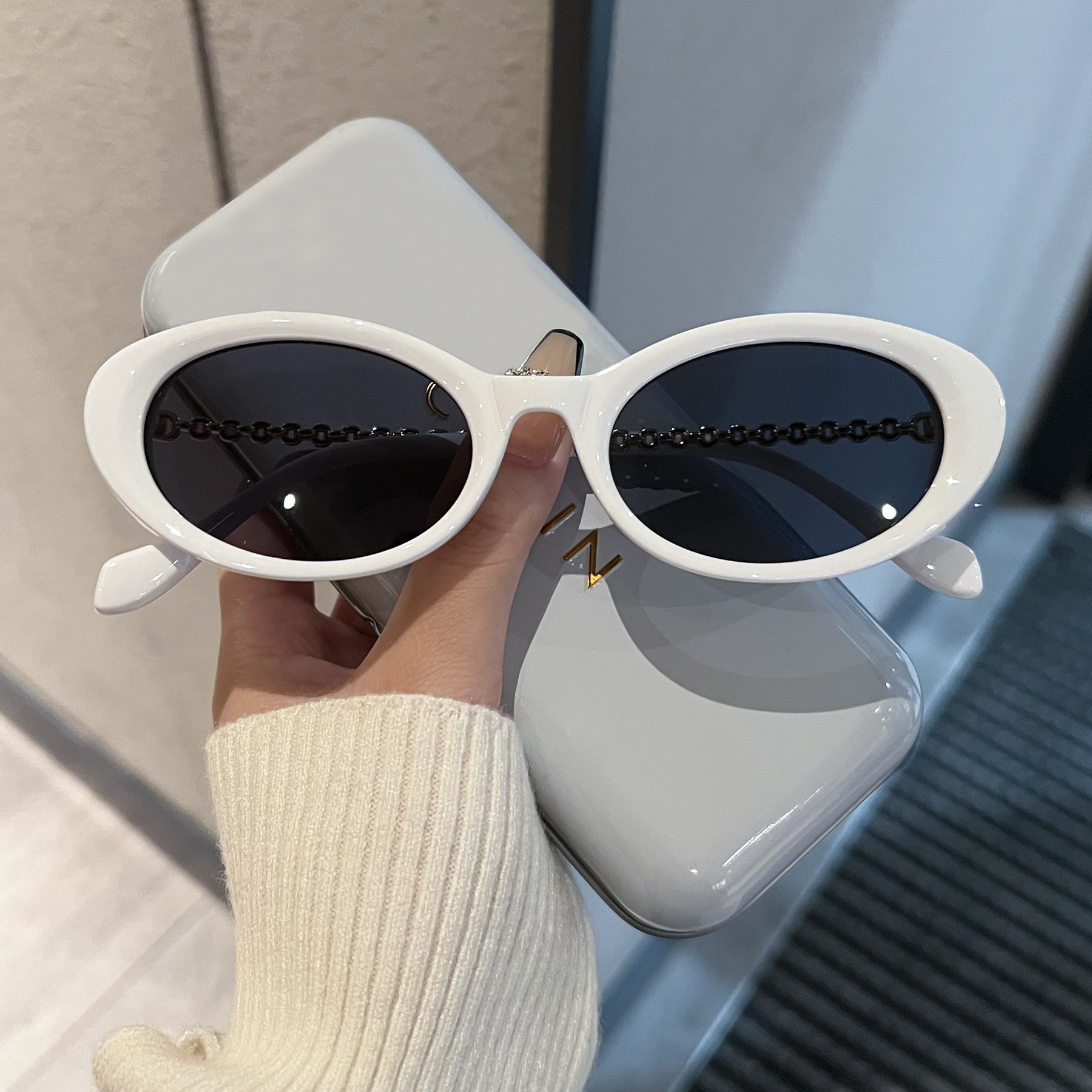 Cat-Eye Sunglasses for Women with Metal Chain Legs, European and American Personalized Sunglasses, Royal Sister Style, Sexy High-End Decorative Glasses for Photo Taking