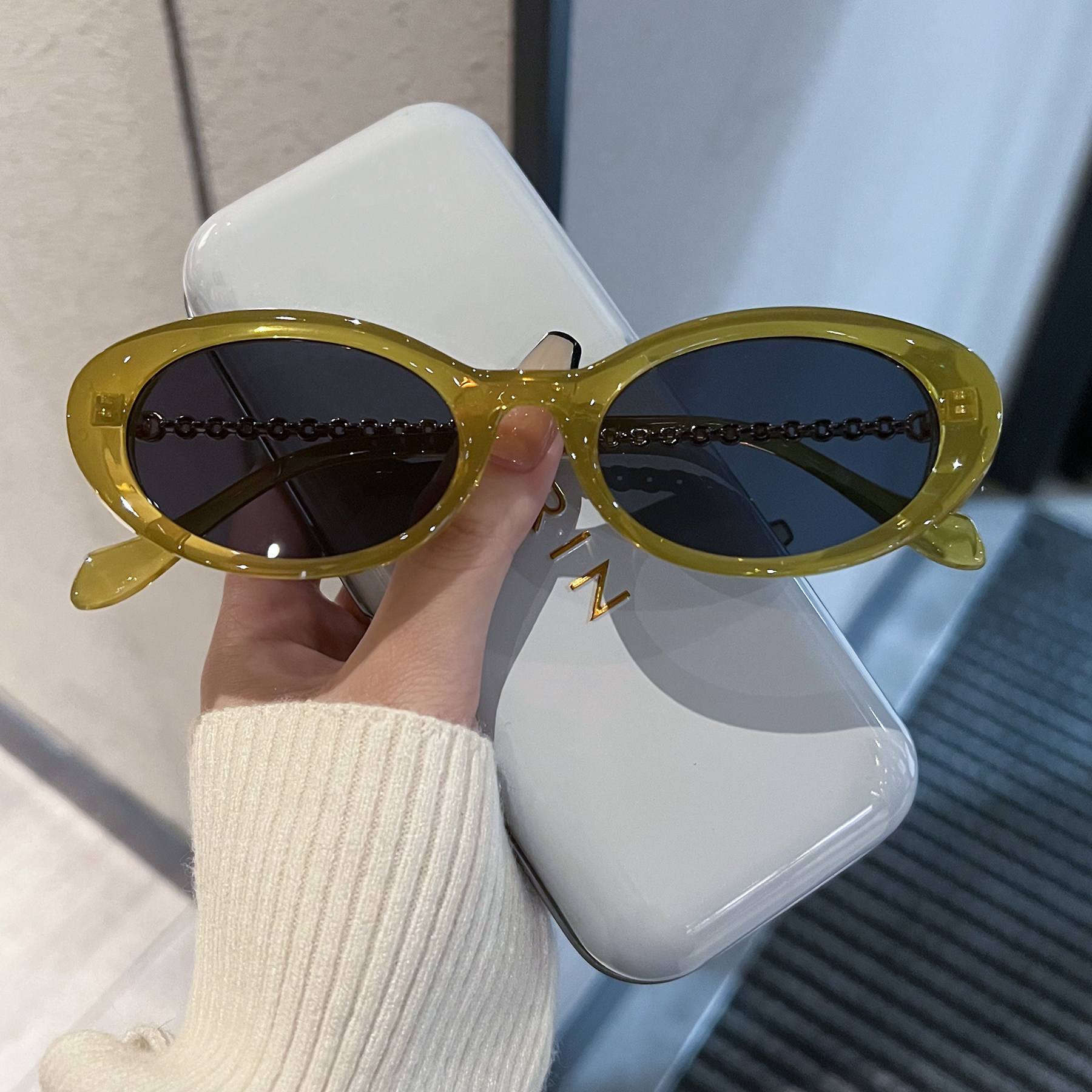 Cat-Eye Sunglasses for Women with Metal Chain Legs, European and American Personalized Sunglasses, Royal Sister Style, Sexy High-End Decorative Glasses for Photo Taking
