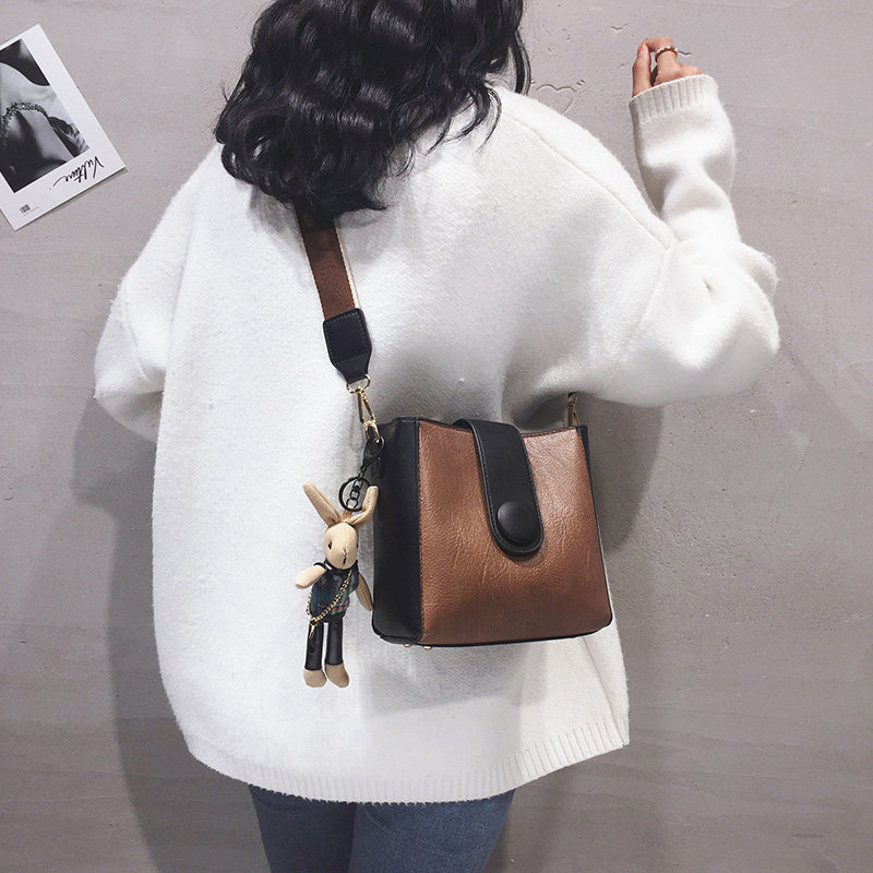 Singapore Women's Pack 2021 New Official Qualifies Fashion Girls Broadband Single Shoulder Skew Satchel Soft Leather Bucket Bag