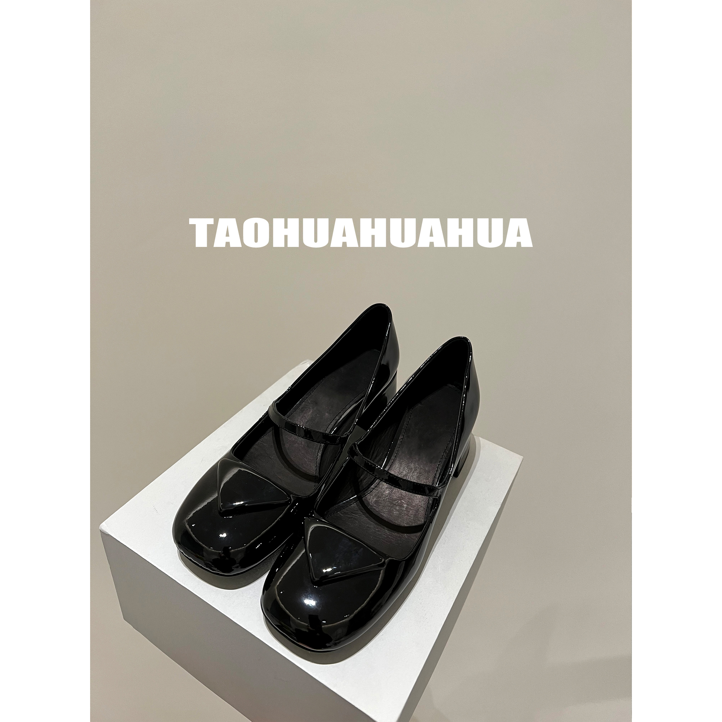 TAOHUAHUA12 12 new products, too good ~ 2022 early spring thick heel triangle logo Mary Jane shoes women's shoes