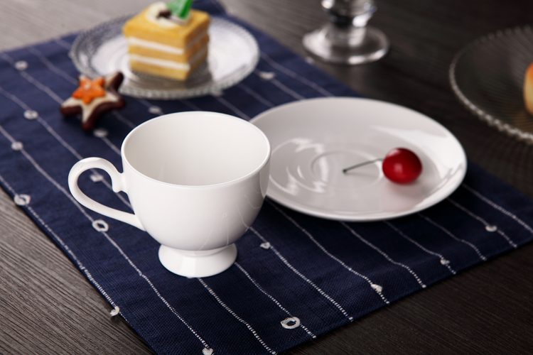 Pure white ipads China coffee cups and saucers suit elegant contracted coffee equipment European cup match in the afternoon coffee spoon