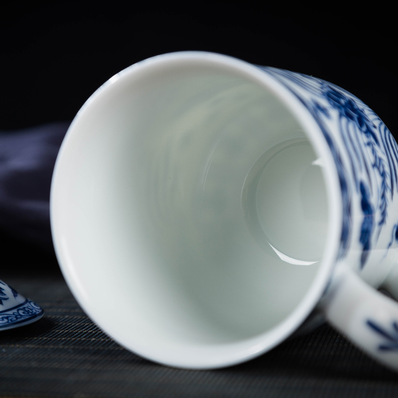 Jingdezhen blue and white porcelain retro household ceramic keller cups with cover glass office personal tea cups