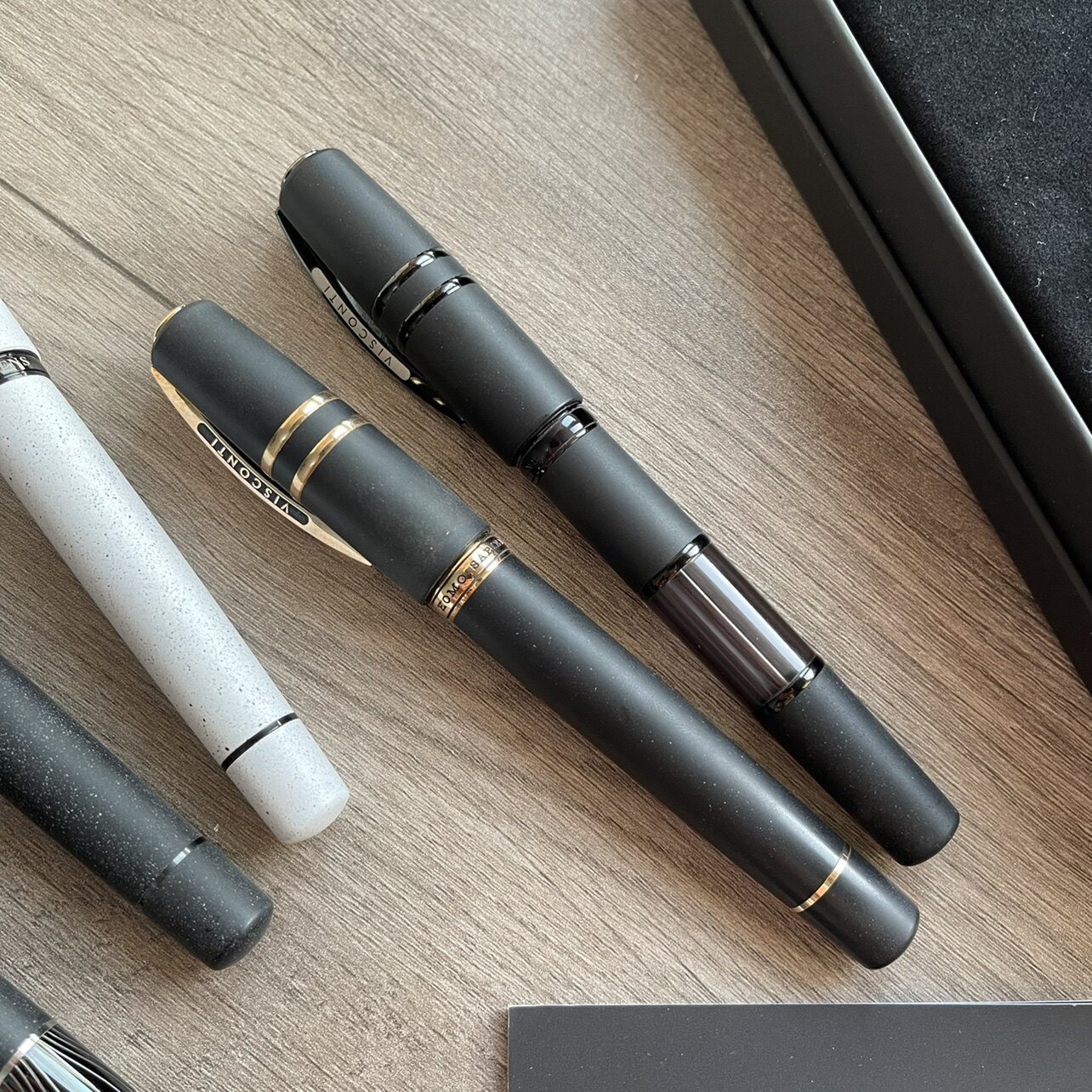 Ручка перьевая 意大利visconti智人系列 火山岩 18k金尖钢笔