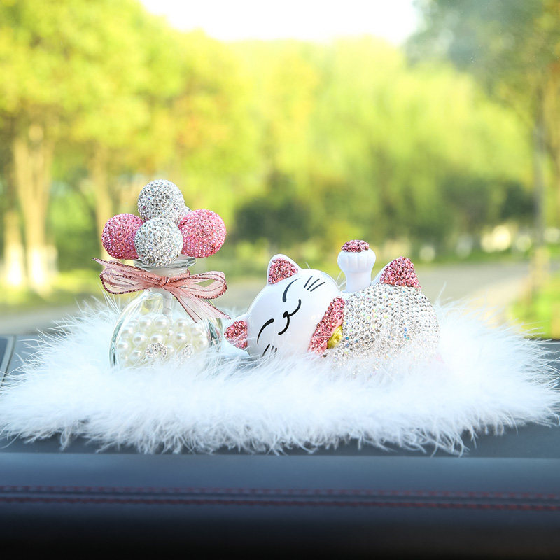 Car pendulum goddess Solar Energy Tricks Cat Nets Red Creativity Upscale Middle Control Desk Car In-car Ornament Swing