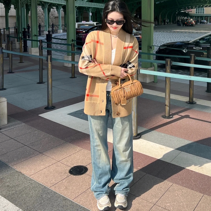 2026 Unisex Plaid V-Neck Knitted Cardigan Autumn and Winter Coat Classic Sweater Loose Lazy Vintage Style 2026 Unisex Plaid V-Neck Knitted Cardigan Autumn and Winter Coat Classic Sweater Loose Lazy Vintage Style