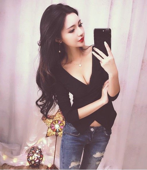 Sexy V-neck low-cut bottoming shirt for women, new slim-fitting cross T-shirt, versatile stretch cotton black large size solid color top