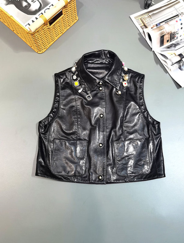 Imported Sheepskin Oil Wax Leather Vest 2024 New Style Sleeveless Jacket with Pendant, Heavy Craftsmanship, Same Style as Yang Ying