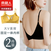 The underwear woman wipes the bra anti - walking band with red blown blast in the beautiful background chest 2021 new one vest worn inside