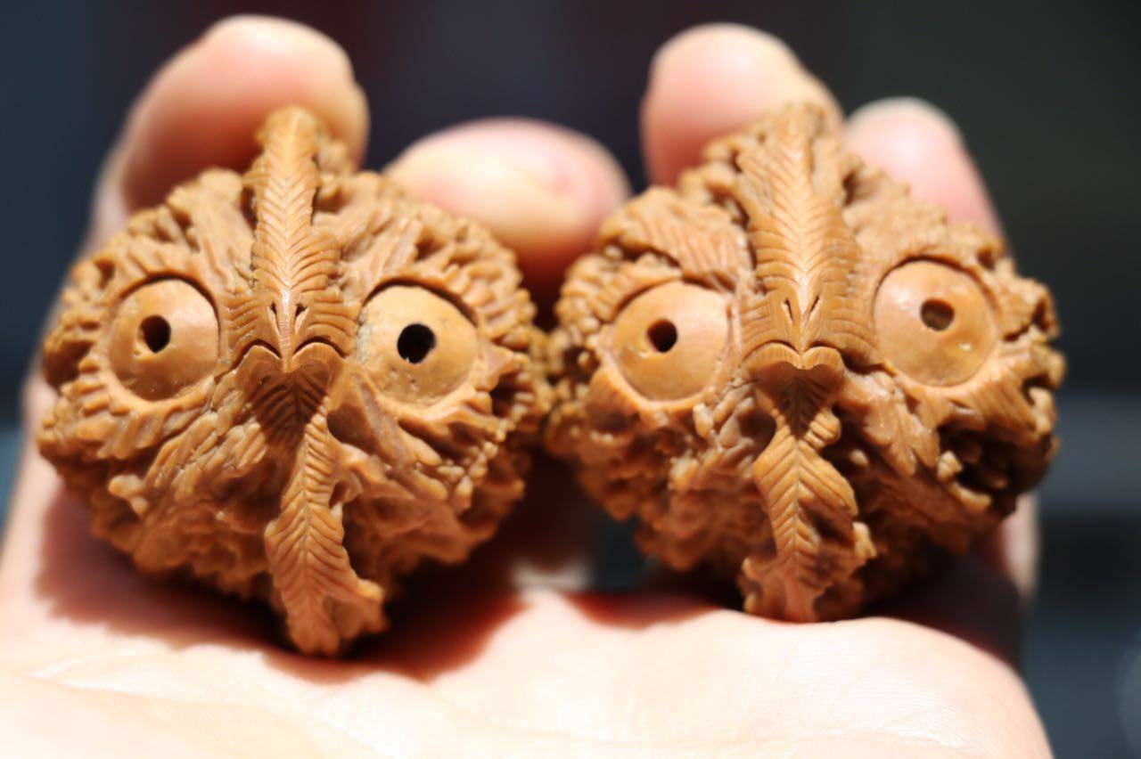 Vin Playing Walnut Boutique Four Blocks White Lion King Yong Guan Hat Lion Tiger Beast Full of Star Palace Lantern Millstones big thick