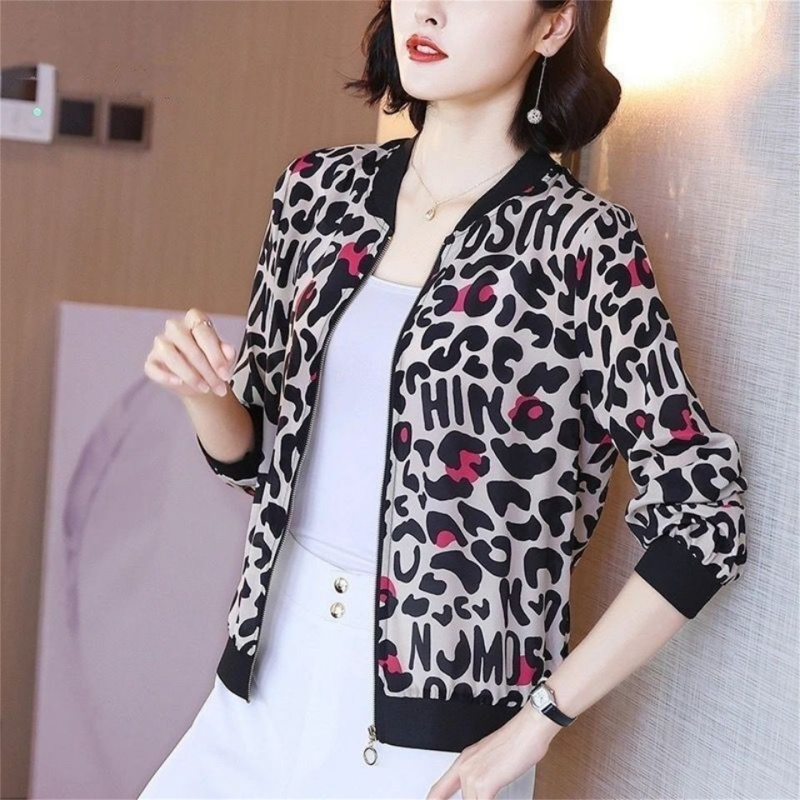 Leopard Print Jacket for Mothers, Short Style, Loose Fit for Middle-Aged and Elderly, Large Size Top, Fashionable Printed Long-Sleeved Sun Protection Clothing for Women Leopard Print Jacket for Mothers, Short Style, Loose Fit for Middle-Aged and Elderly, Large Size Top, Fashionable Printed Long-Sleeved Sun Protection Clothing for Women