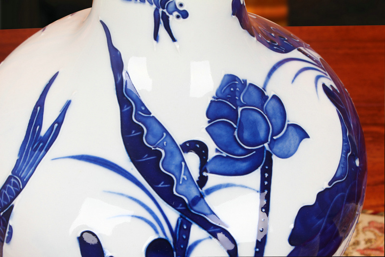 Jingdezhen chinaware lotus fish vase of blue and white porcelain carving Chinese rural archaize home furnishing articles of handicraft