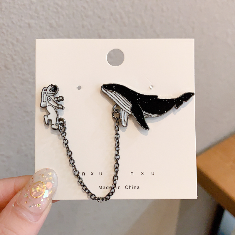 Astronaut + KunCartoon Brooch lovely solar system high-grade female ins tide personality Accessories ornaments Sternal flower summer like a breath of fresh air male Pin