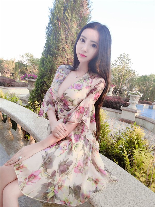 Hộp đêm của phụ nữ 2018 mùa xuân và mùa hè phụ nữ mới tính khí sexy V-Cổ in trumpet tay áo mỏng đầm voan 	váy cắt eo	