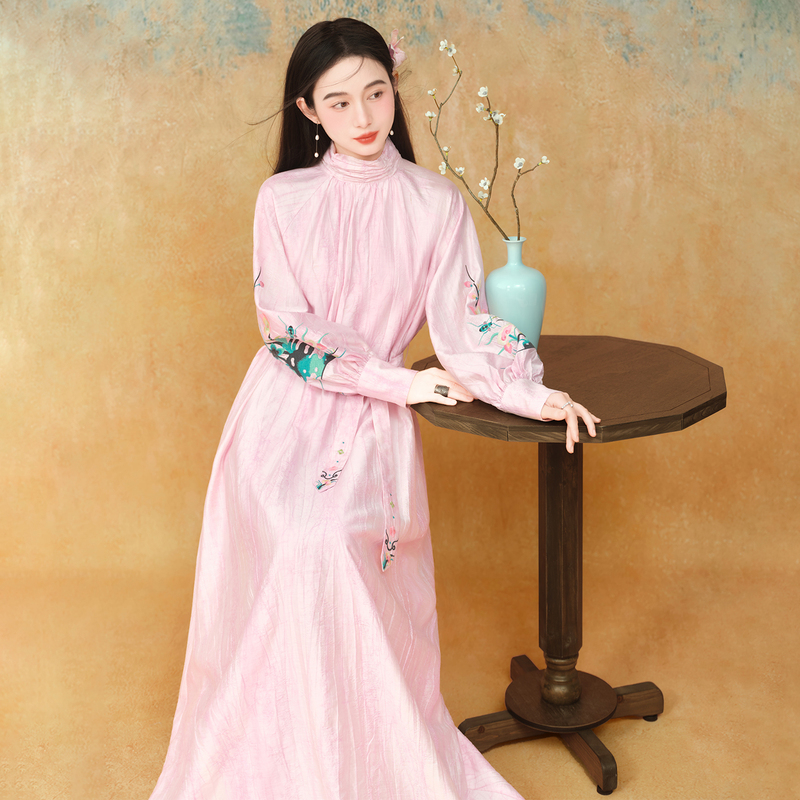 Su Luo's Original Work, "Golden Stone Insects and Beasts: Nine-Section Exquisite Craftsmanship, Spring Vintage National Style Embroidery Slimming Dress