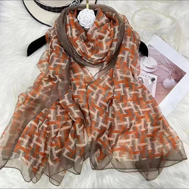 新しい「H」130*180 モアレ糸ビーチタオルシルクスカーフ ファッショナブルで多用途な女性用