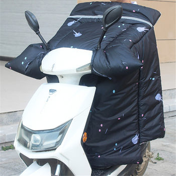 The windshield of the large pedal electric motorcycle is enlarged and thickened in winter