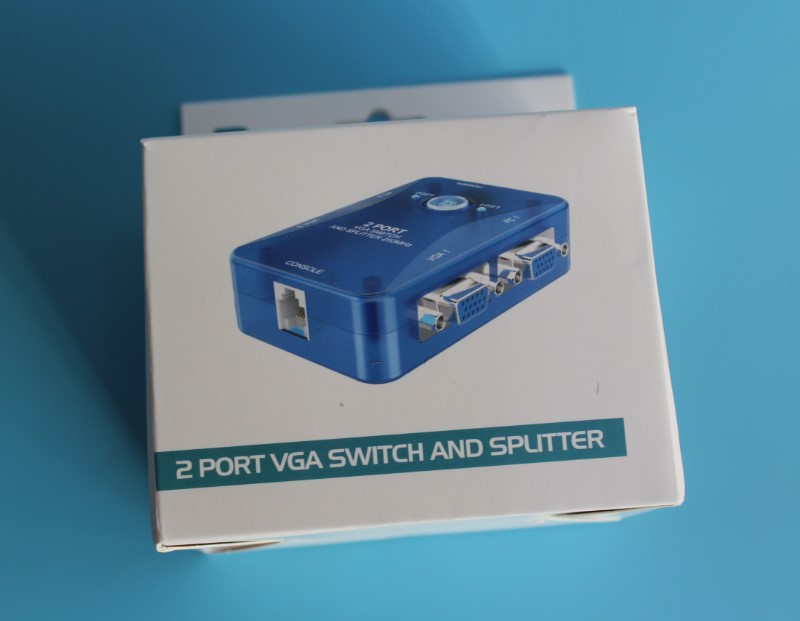 The Maituo MT-202S VGA switcher 2 in 2 out of two hosts Two Display vga Two-in-two-out