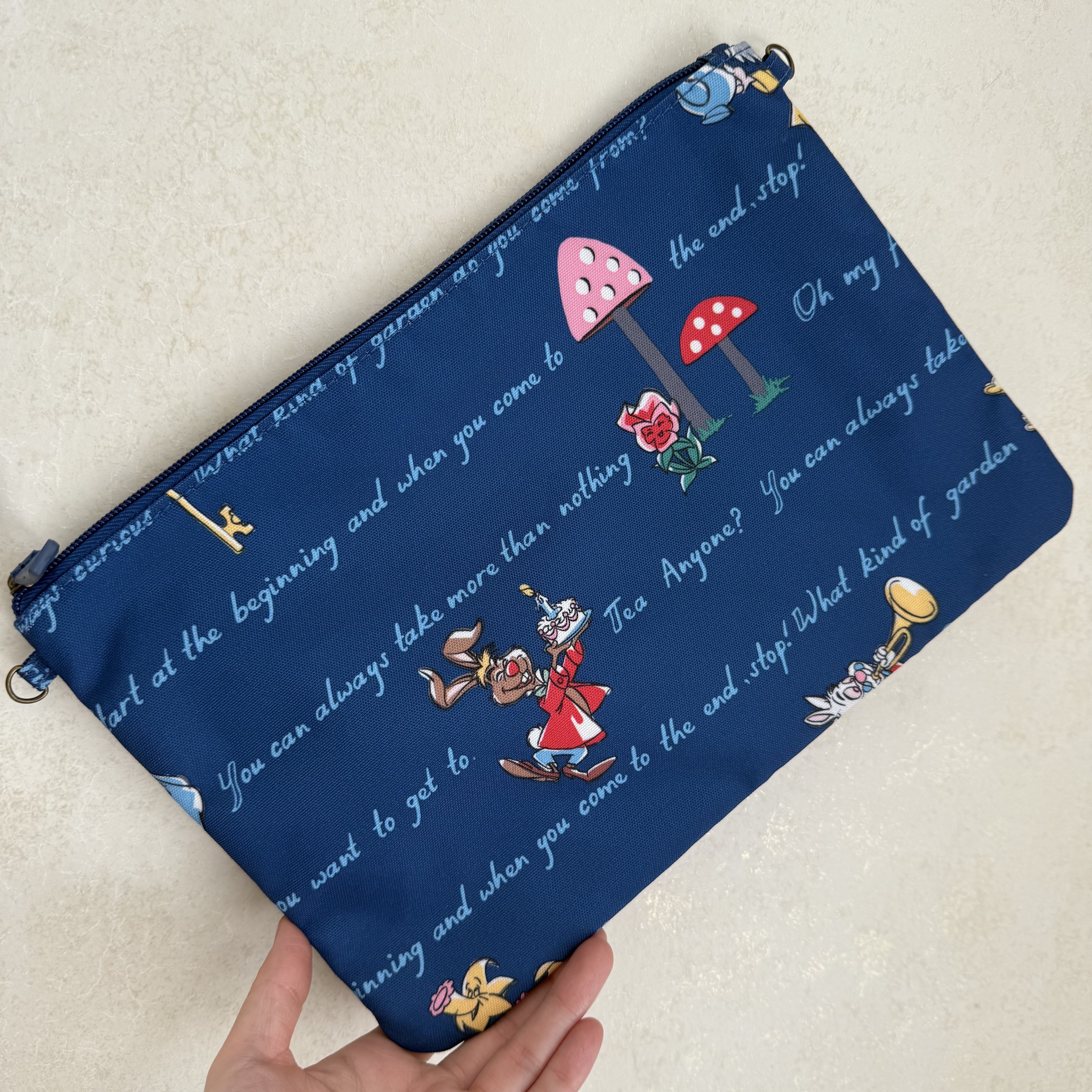 如何选择适合自己的Cath kidston迪斯尼合作款复古收纳包？