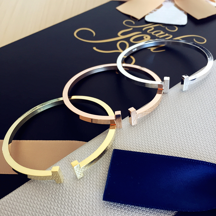 Phiên bản Hàn Quốc của vòng đeo tay vàng hồng 18K màu vàng cổ điển thời trang cổ điển đơn giản T word châu Âu và gió đôi vợ chồng vòng đeo tay bằng thép titan vòng đôi