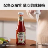 Бутылка с устричным соусом нажимает на насос устричный соус. Прижимайте во рту сжима