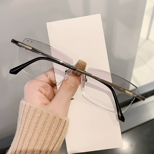 Бесплатные очки Myopia Super Light Pure Titanium можно оборудовать некоторым гранием бриллиантового края для глаз и бесцветными безрамными очками